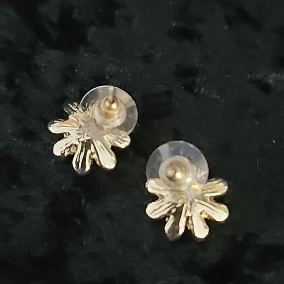 White Daisy Flower Enamel Post Earrings Retro Boho - Picture 4 of 5